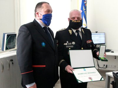 MUDr. Marek Slabý předal pamětní medaili zástupcům HZS JčK a PČR